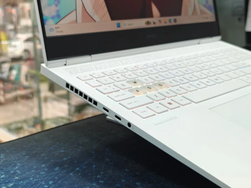 HP OMEN 16 SNOW ÉDITION I9 13900HX 16GB 1TB SSD 16,1 QHD 240Hz RTX 4060 8GB
