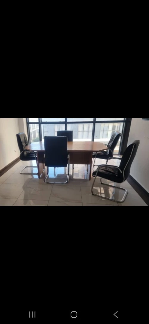 Bureau et chaises 