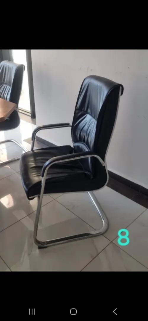 Bureau et chaises 
