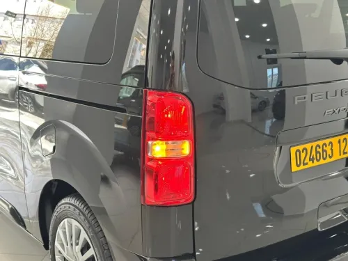 Peugeot Expert 2025 9 place