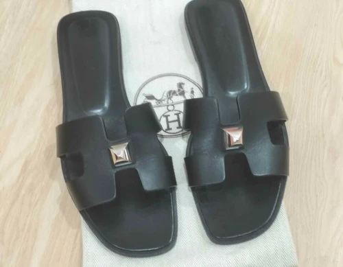 Sandales Hermès en cuir noir à clous argentés, pointure 39