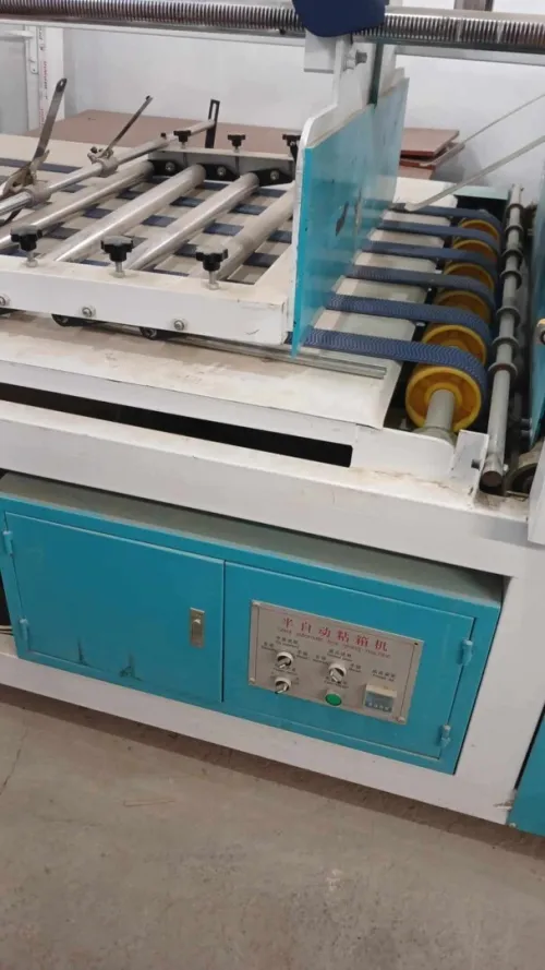 Machine plieuse colleuse semi automatique pour carton ondulé.
