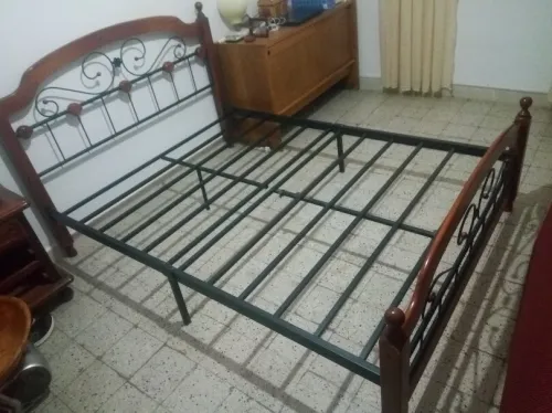 Lit deux places en Fer Fourgé est Bois Sans Matelas