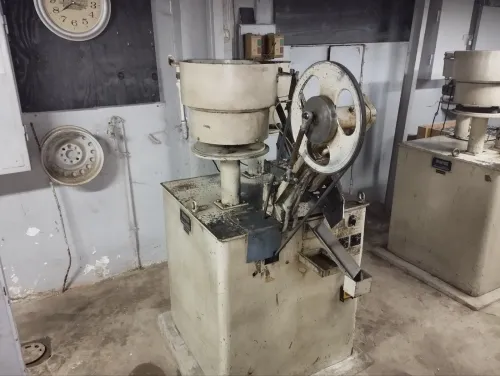 بيع مصنع كامل لصناعة البراغي و المسامير ن usine de rivets et clous 