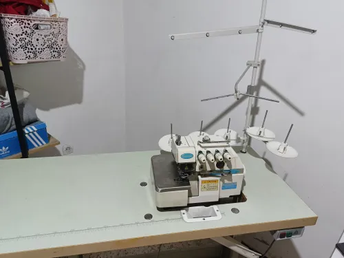 Machine a coudre et surjeteuse