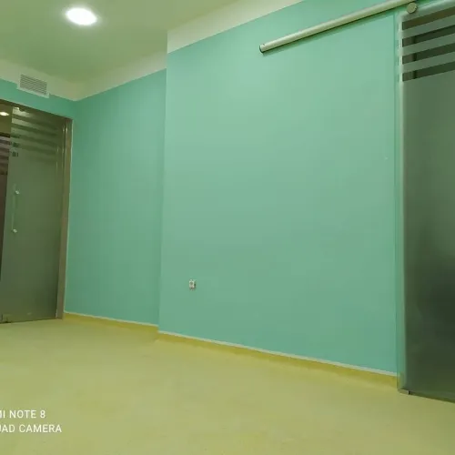 Aménagement cabinet médical avec des traitements anti bactérien sol en résine BASF . Parois et portes en verre meuble et plans de travail .