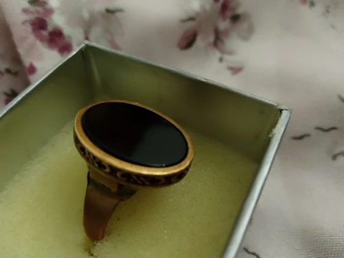 Une bague chevalière traditionnelle en onyx noir