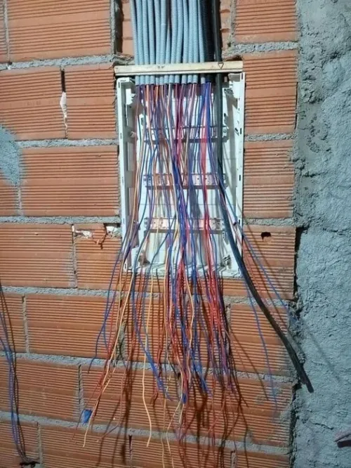électricien bâtiment et les caméras de surveillance et les DG code