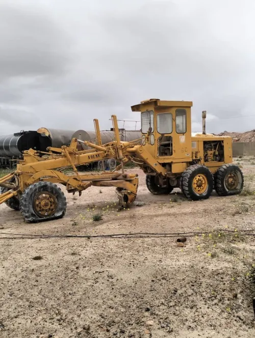 Engin roulant compact et Niveleuse komatsu et Sakai et Dinipack 1985