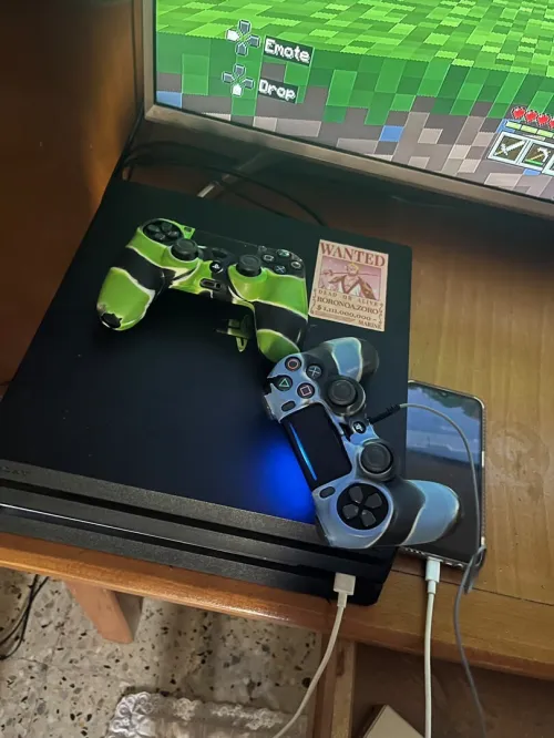PlayStation 4 pro 1tb état 9/10