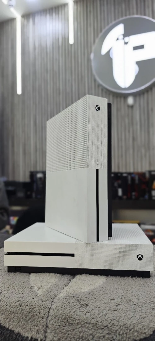 XBOX ONE S 500GB + MANETTE ORIGINAL+ 2 MOIS GAME PASS ULTIMATE