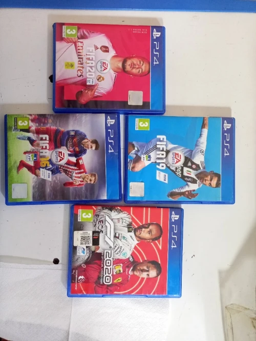 PS4 + 3 manettes + 12 cd a vendre