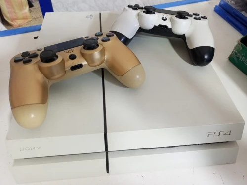 PS4 + 3 manettes + 12 cd a vendre