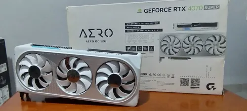 Gigabyte GeForce RTX 4070 SUPER AERO État impeccable Max Temp 65 Degres
