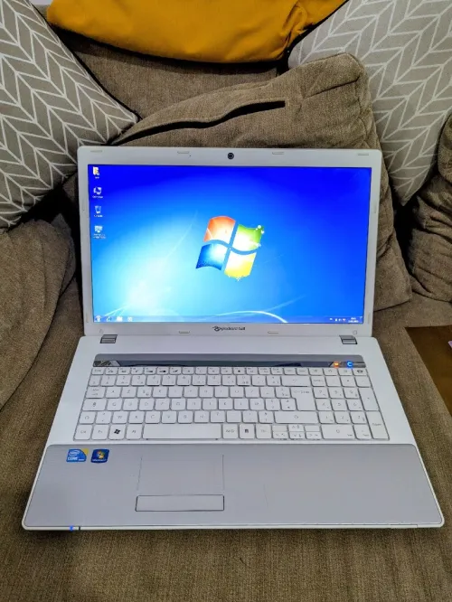 Acer 17 pouce i3 1th 4gb 500 hdd ATI radeon HD 5000 