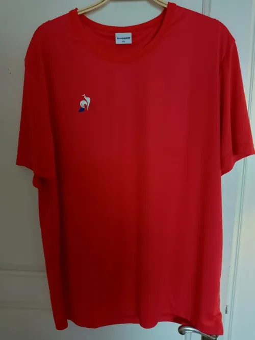 Lot de maillots de sport et T-shirts en gros