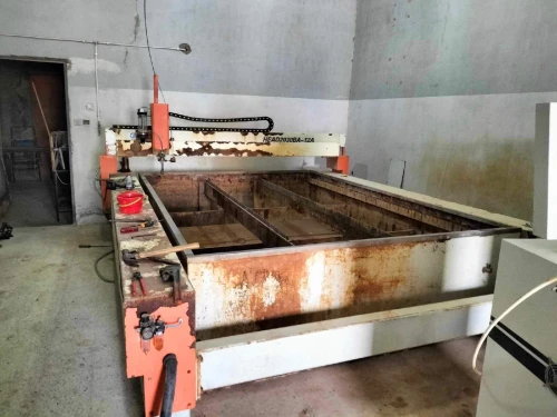Machine de découpe au jet d'eau ( waterjet) à 3 axes  3000x2000mm
