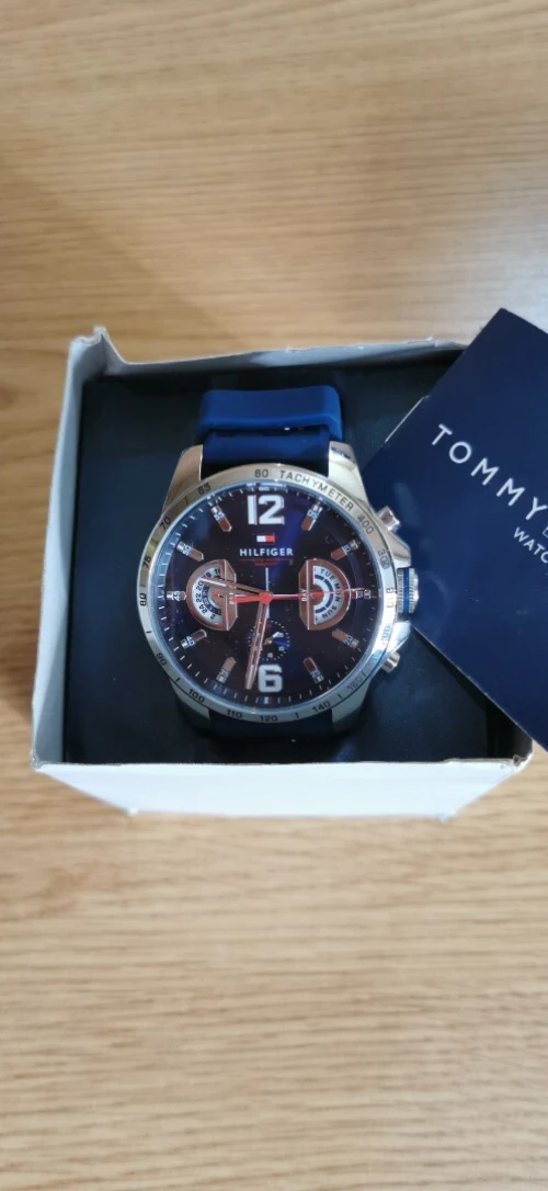 Tommy Hilfiger Decker 1791476 watch features a navy blue