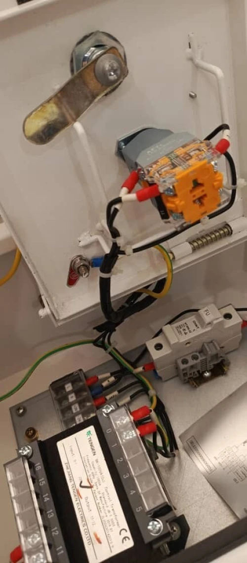 coffret electrique de commande pour l eclairage de controle
