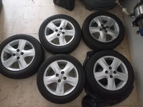 4 jante en aluminium d'origine toyota yaris + pneus