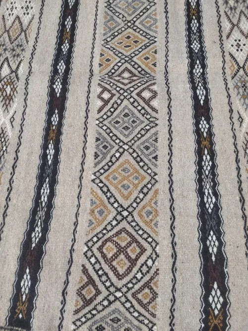 Tapis traditionnel fait a main avec pure laine 