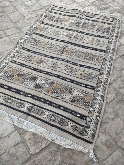Tapis traditionnel fait a main avec pure laine 