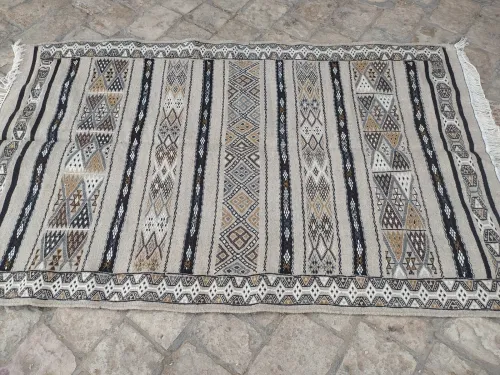 Tapis traditionnel fait a main avec pure laine 