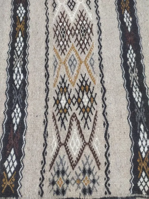 Tapis traditionnel fait a main avec pure laine 