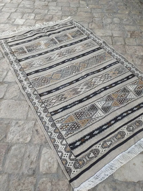 Tapis traditionnel fait a main avec pure laine 