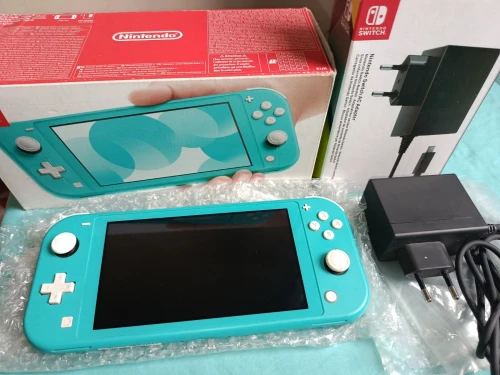 Nintendo switch lite flashée avec sa boit sd 128 + 5 jeux