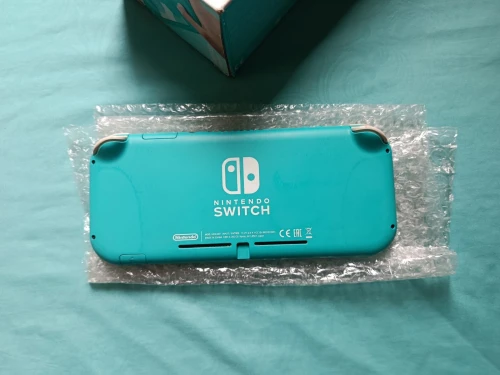 Nintendo switch lite flashée avec sa boit sd 128 + 5 jeux