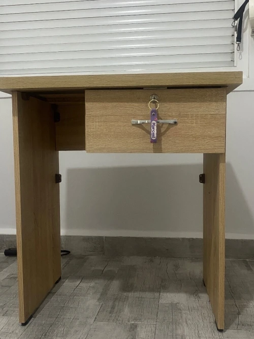 Bureau pour enfant avec un tiroir 
