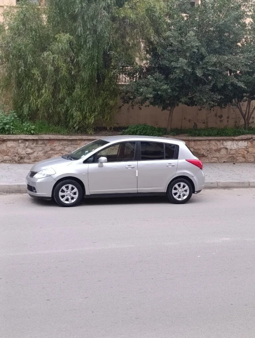 Nissan Tiida 5 portes 2007 ess 1.6 GPL