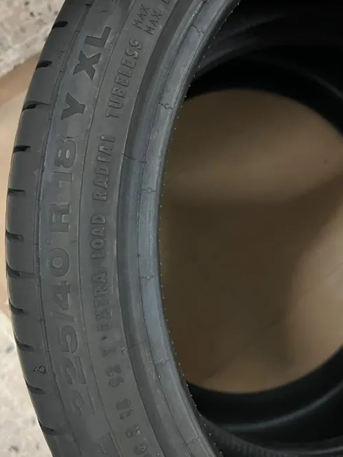 Continental 225 40 R18
