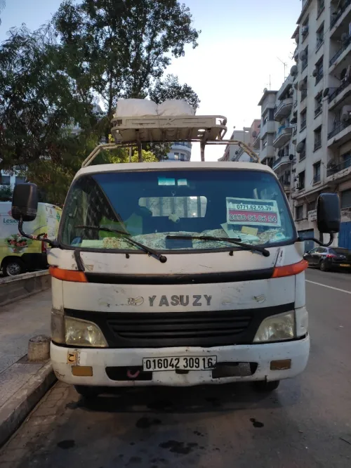 Yasuzy camion yasuzy 2009 Contenaire + volume 