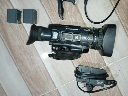JVC GY-HM100E ProHD TRÈS bonne état