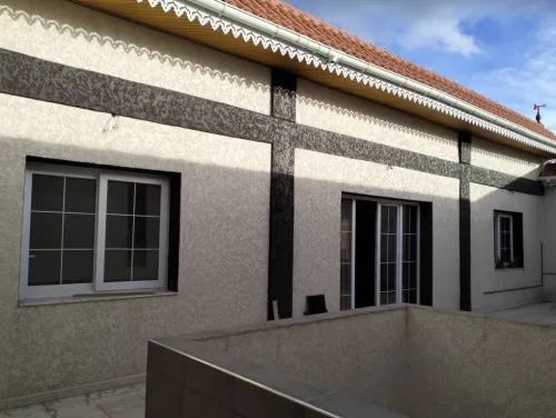 Facade en monocouch gratté et mouchter écrasé.......