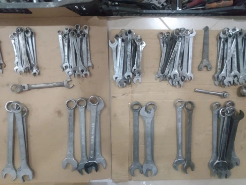 Lot de clés et outillages