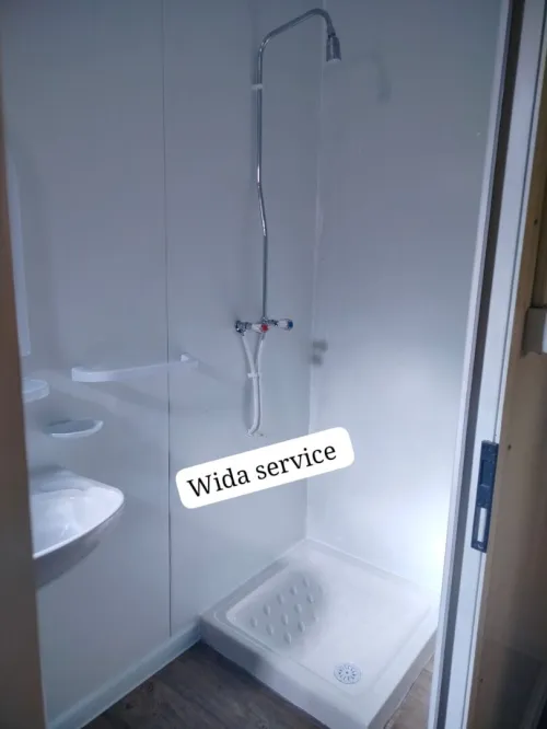 Cabine 9*3 avec sanitaire et douche