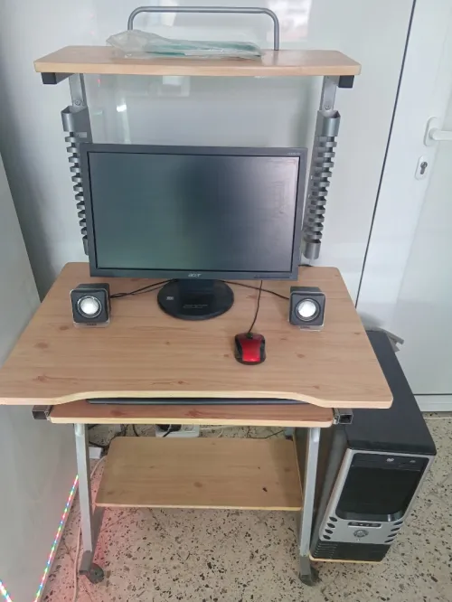 ** Ordinateur de bureau + Table ** 