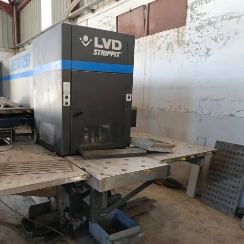 À VENDRE Deux machines poinçonneuses LVD