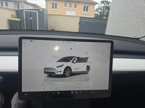 Tesla Y 2024 .