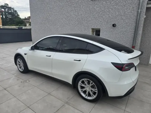 Tesla Y 2024 .