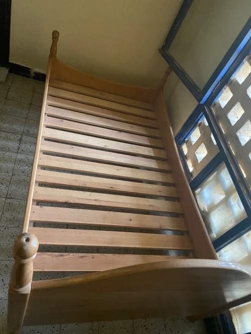 Lit en bois dur ( heutre )