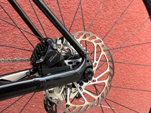 Vélo Route Haute de gamme avec un magnifique kit qui rassemble la modernité et la performance