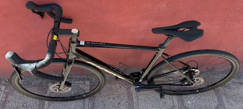 Vélo Route Haute de gamme avec un magnifique kit qui rassemble la modernité et la performance