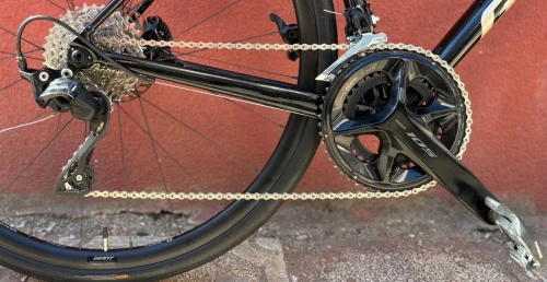 Vélo Route Haute de gamme avec un magnifique kit qui rassemble la modernité et la performance