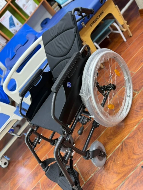 Fauteuil roulant inclinable et rabattable