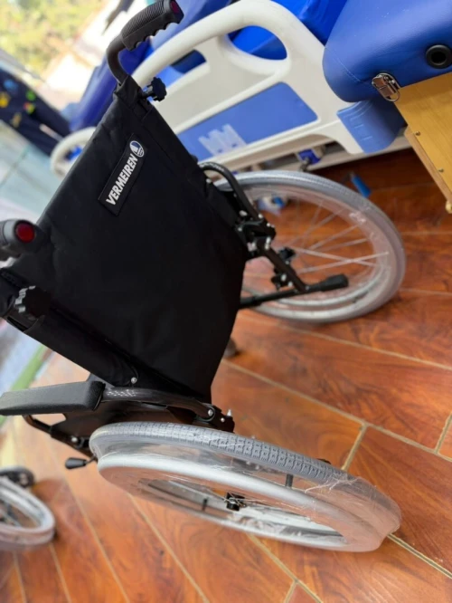 Fauteuil roulant inclinable et rabattable