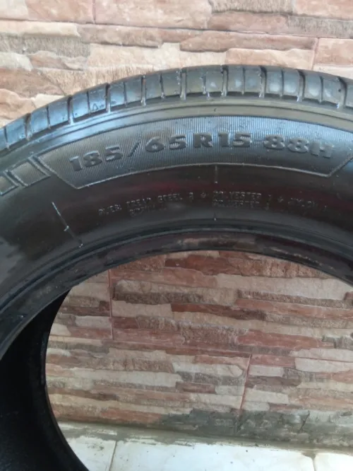 Pneus 100 % d'Origine Renault GT Radial CHAMPIRO 185/65/ R15  1 Neuf + 1 Occasion